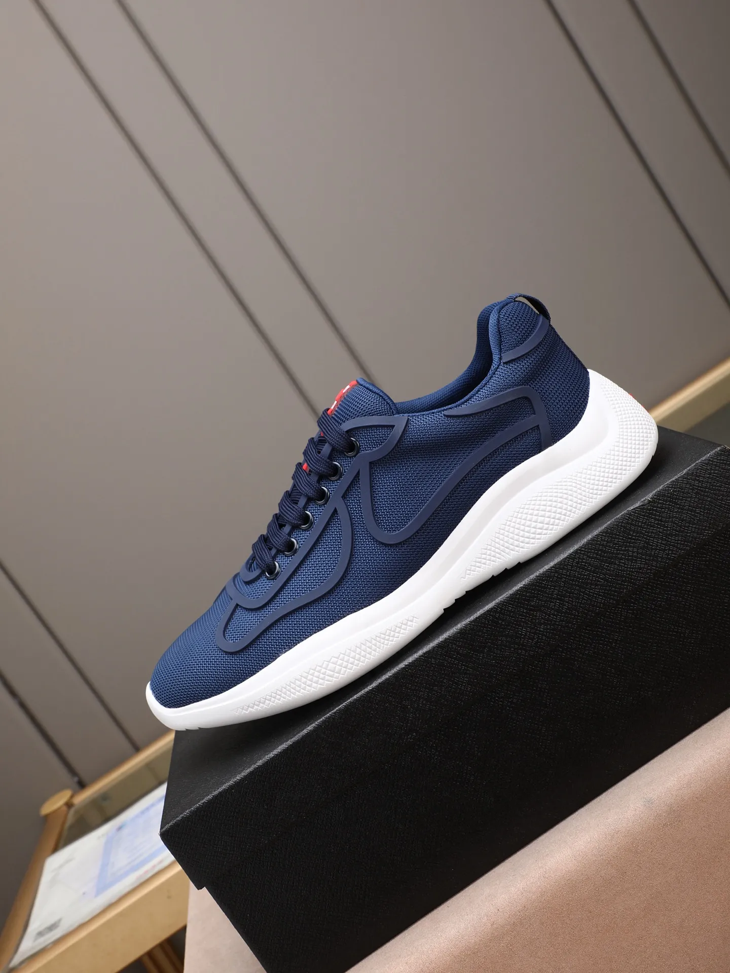 Men's shoes 💰400 PRADA/Prada men's lace-up casual sports shoes, the upper is made of imported rubber and breathable mesh. It is soft, comfortable and breathable. The tongue is decorated with the PRADA brand letter logo. The thick rubber sole echoes the red label tongue. The style is fashionable and elegant. The details are carefully crafted. A casual sports shoe with a super western style and excellent breathability!  Size: 38-44 (45 46 customized)